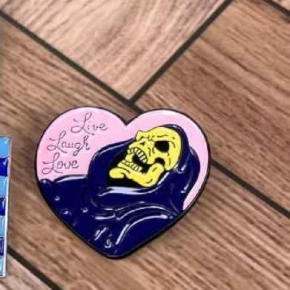 “Live Laugh Love” Skeletor Enamel Pin Pink Heart Shape Cartoon 80s Funny Cute - Picture 3 of 3